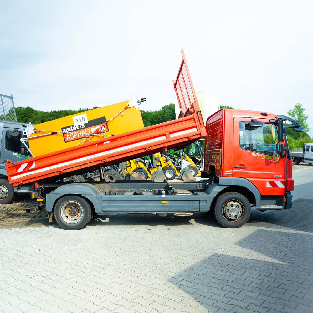 Mercedes-Benz Atego 818 mit Asphalt-Thermobehälter, Beifahrerseite