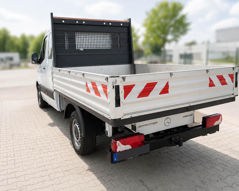 Transporter auf dem Bauhof der Rent2Build GmbH